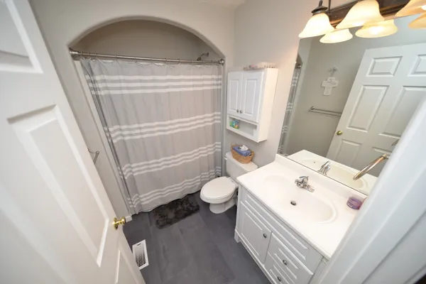 $228,000 | 401 East Beacon Court, Mount Vernon, IL 62864