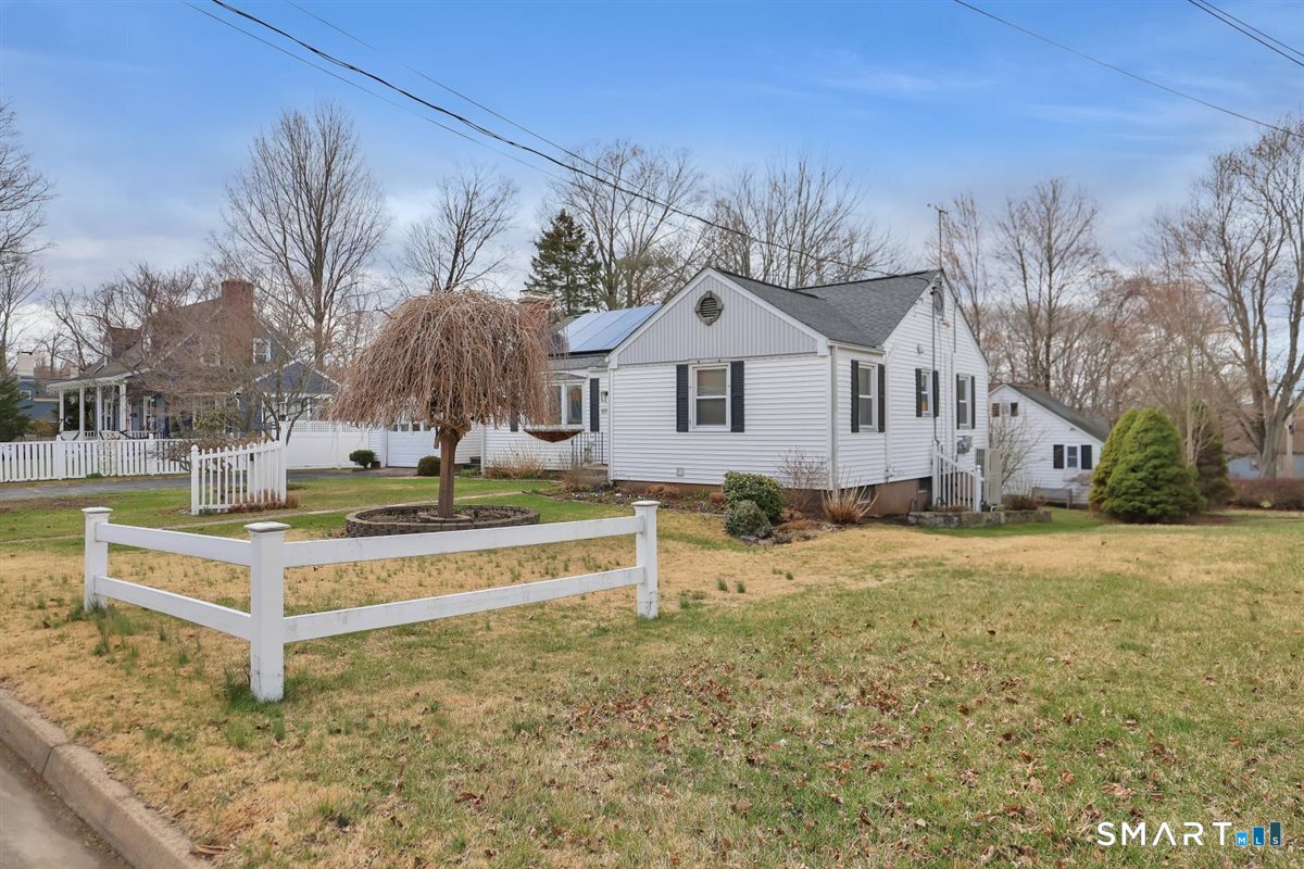 69 Denison Road Middletown, CT 06457 - Photo 3 of 42