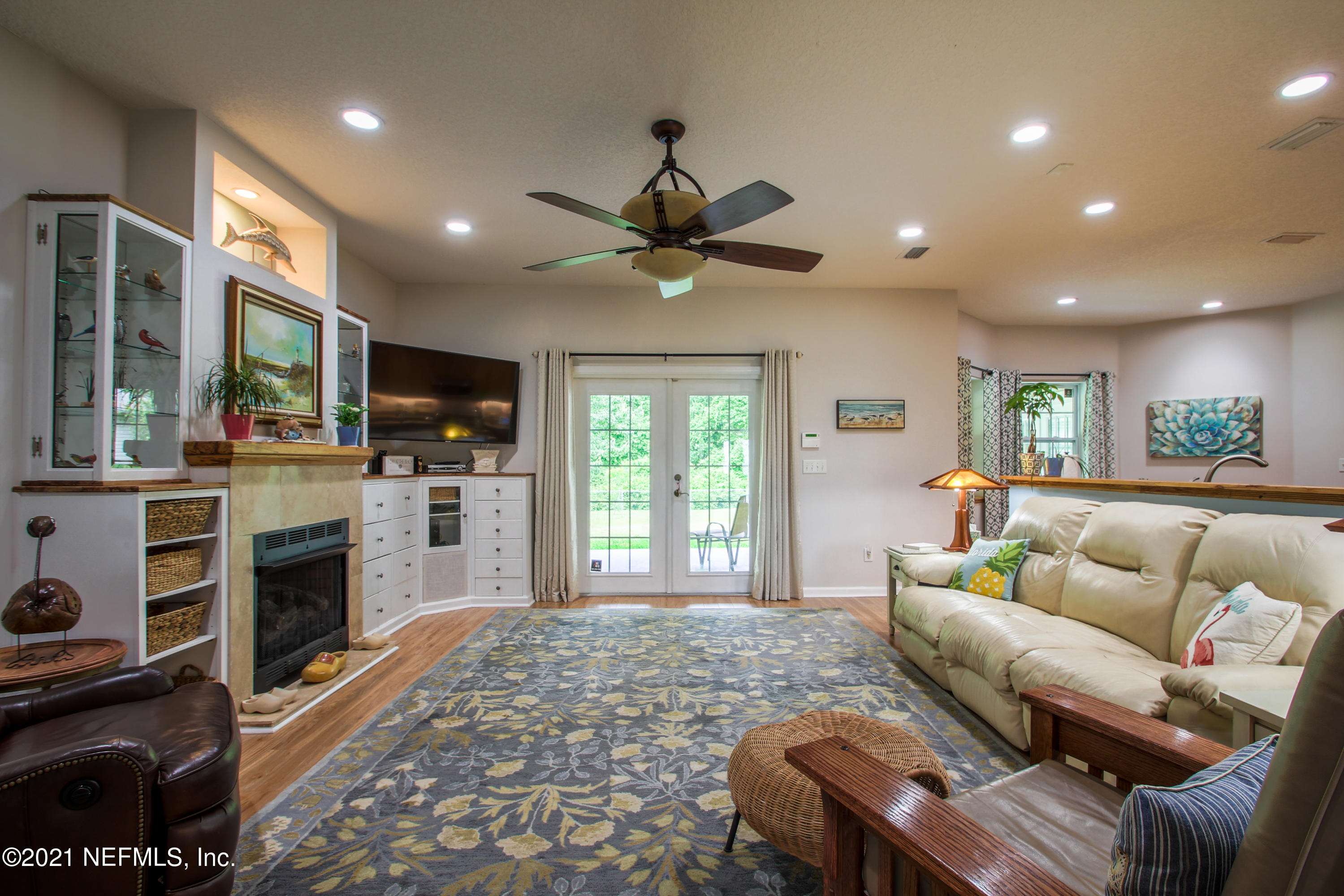 1386 Long Bay Road Middleburg, FL 32068 - Photo 10 of 40 a living room with furniture and a flat screen tv