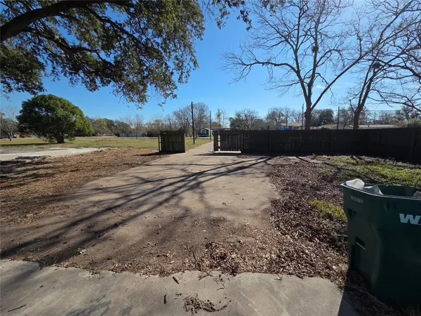 $2,400 | 414 Gordy Road, Bacliff, TX 77518