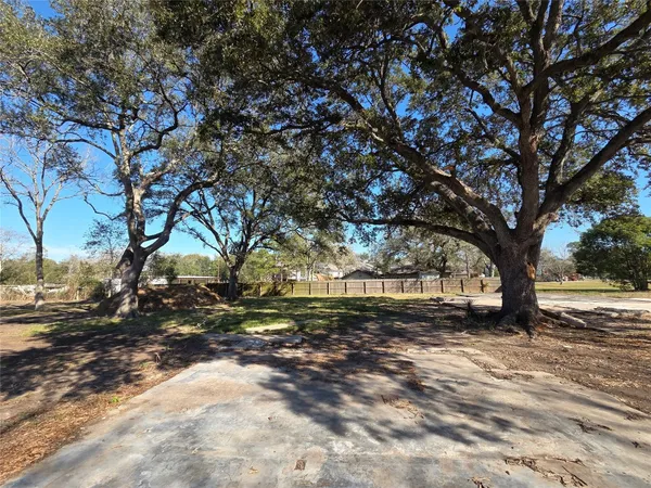 $2,400 | 414 Gordy Road, Bacliff, TX 77518