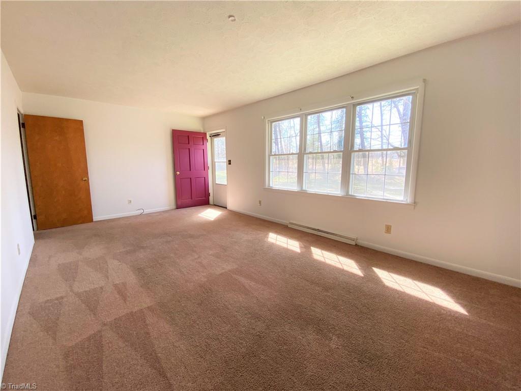 912 Rierson Road Madison, NC 27025 - Photo 2 of 37 Living room