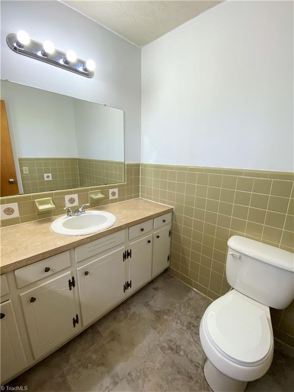 912 Rierson Road Madison, NC 27025 - Photo 11 of 37 Primary half bathroom