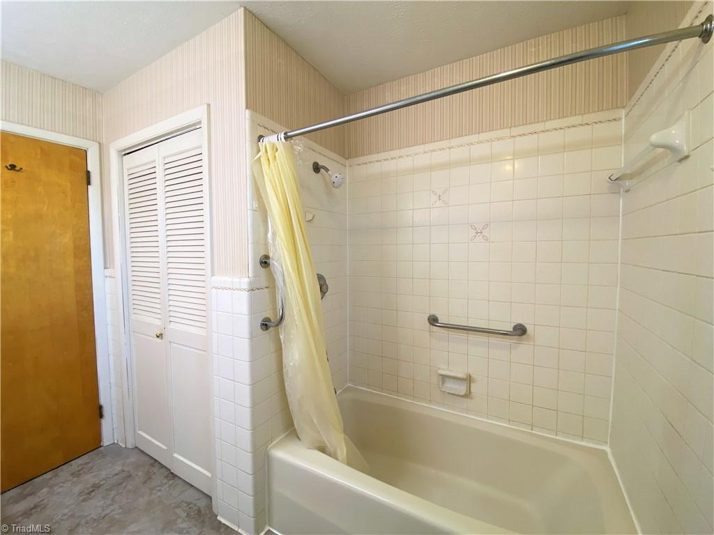 912 Rierson Road Madison, NC 27025 - Photo 15 of 37 Additional view of hall bathroom