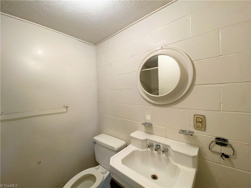 912 Rierson Road Madison, NC 27025 - Photo 21 of 37 Full bathroom in basement