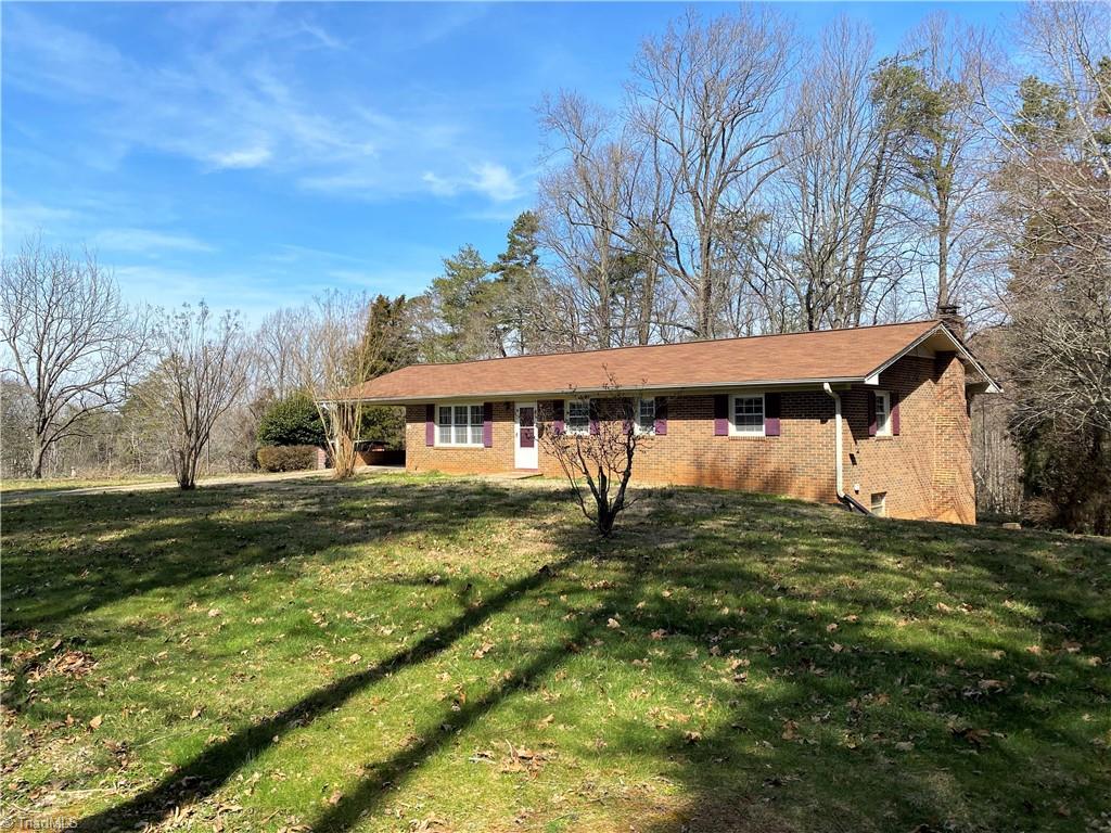 912 Rierson Road Madison, NC 27025 - Photo 27 of 37 Front yard
