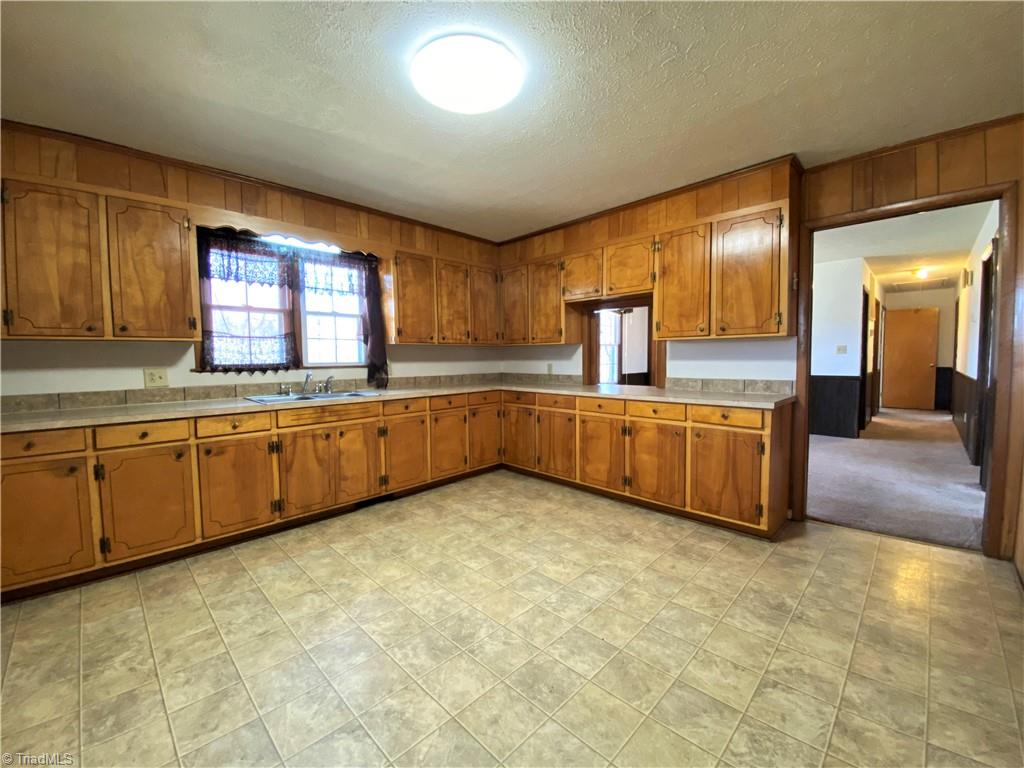 912 Rierson Road Madison, NC 27025 - Photo 4 of 37 Kitchen with pass through opening to dining room