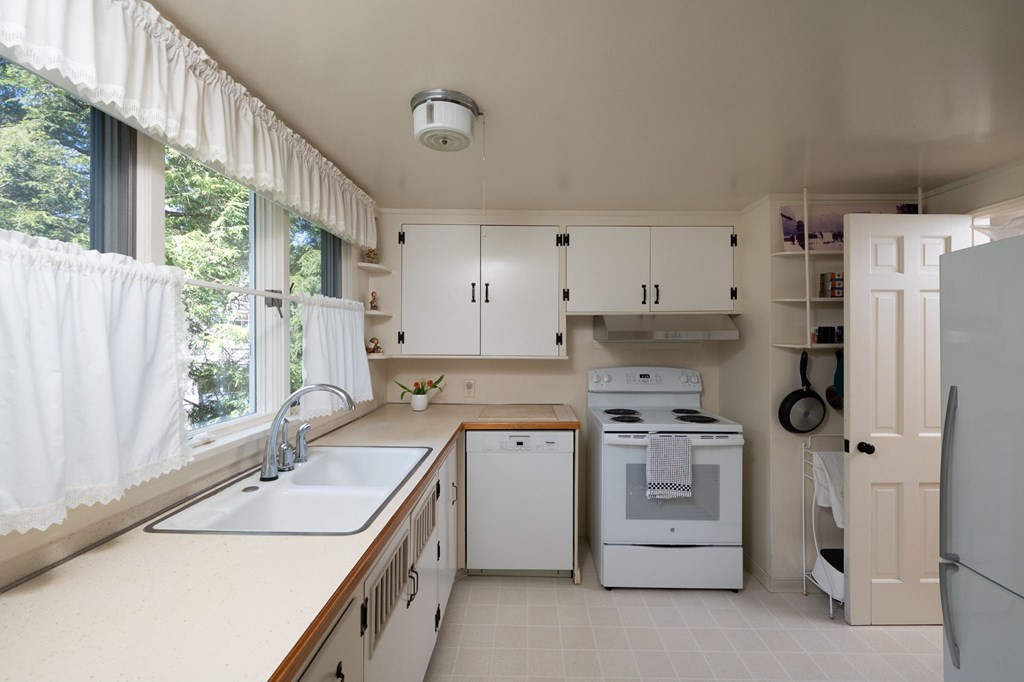 21 Whitcomb Avenue Hingham, MA 02043 - Photo 7 of 25