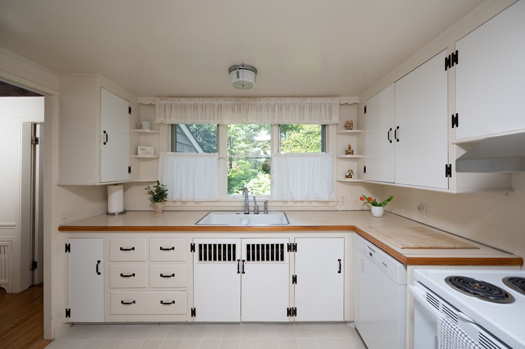 21 Whitcomb Avenue Hingham, MA 02043 - Photo 8 of 25