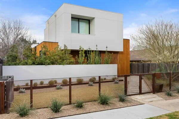 a view of a backyard