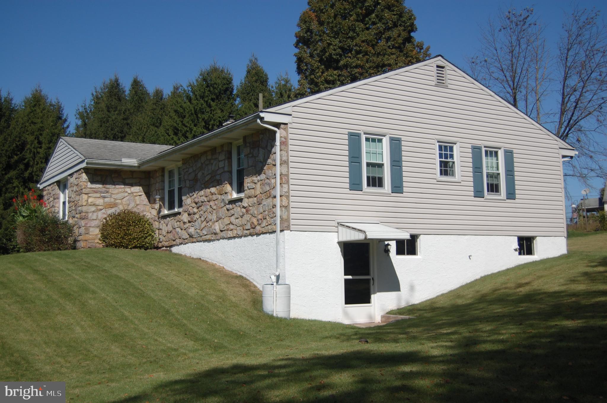 322 Ridge Road Phoenixville, PA 19460 - Photo 4 of 32 Side Yard