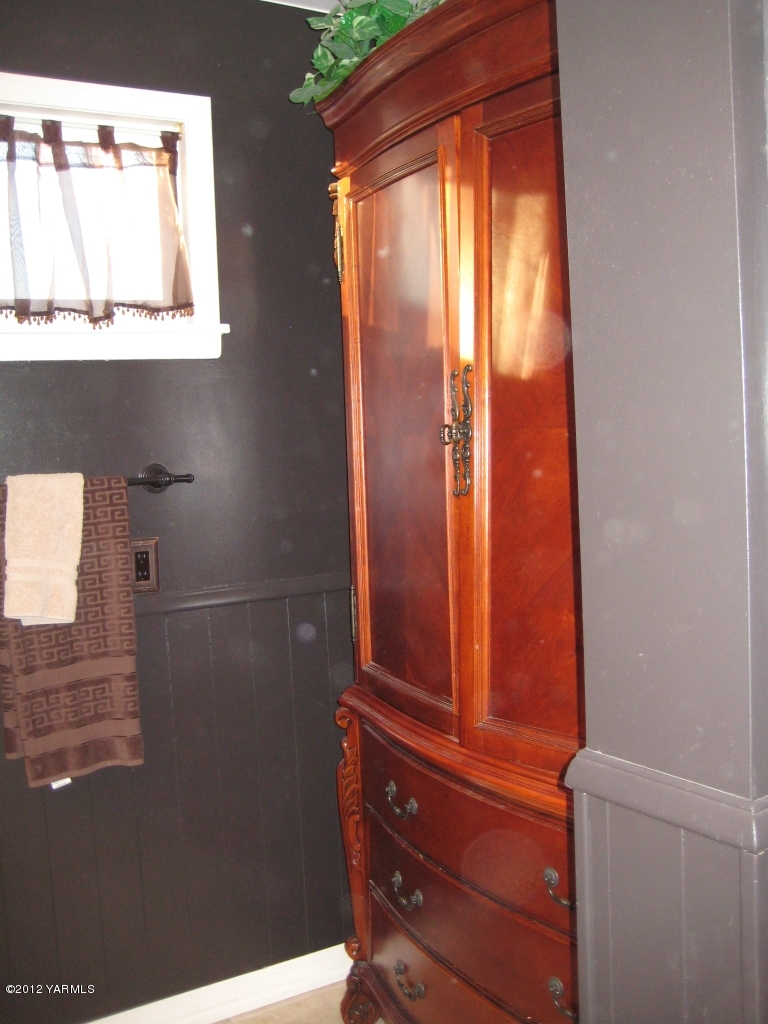 6591 West Wapato Road Wapato, WA 98951 - Photo 20 of 46 a bathroom with a window and a shower