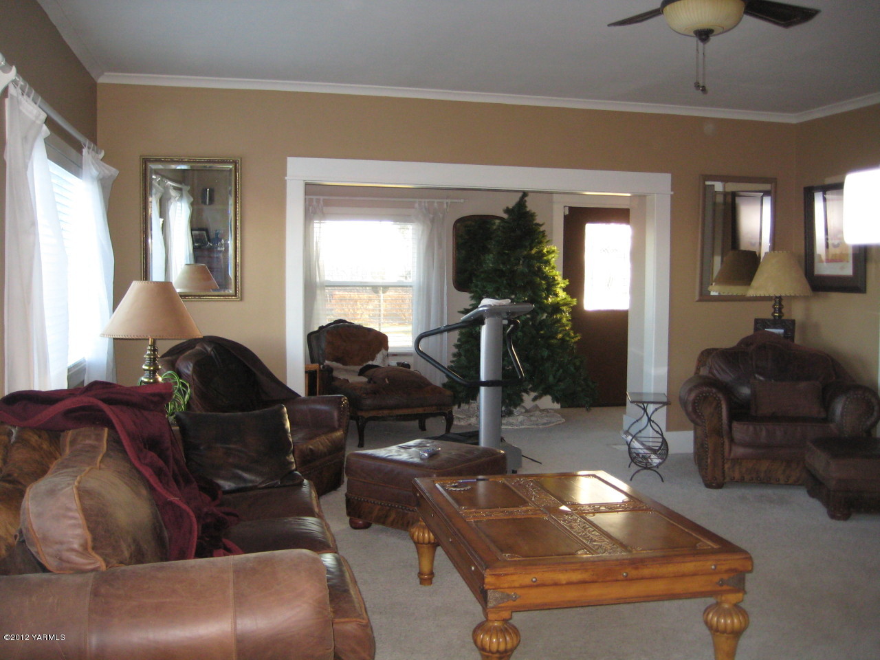 6591 West Wapato Road Wapato, WA 98951 - Photo 8 of 46 a living room with furniture