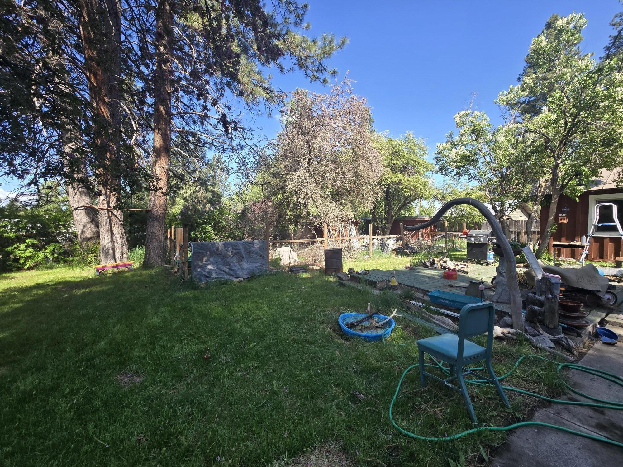 409 East Ash Street Chiloquin, OR 97624 - Photo 16 of 37 a table and chairs in the garden