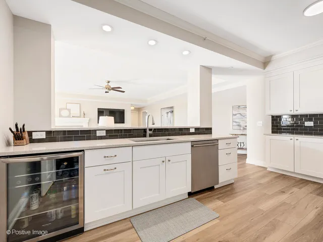 $424,900 | 10735 Clock Tower Drive, Unit 503, Countryside, IL 60525