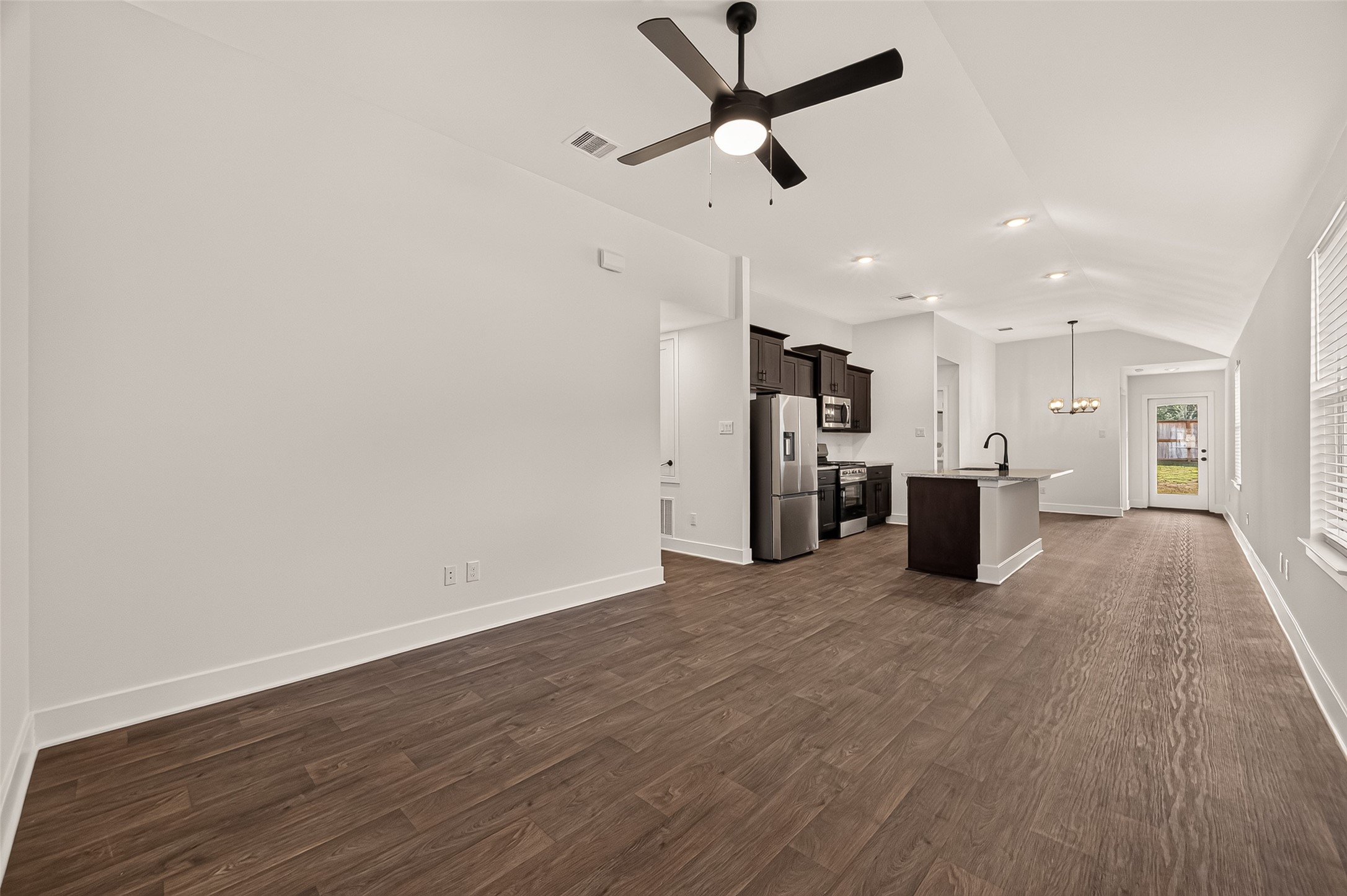 9304 Hard Rock Road Conroe, TX 77303 - Photo 6 of 38 Gallery Image 6