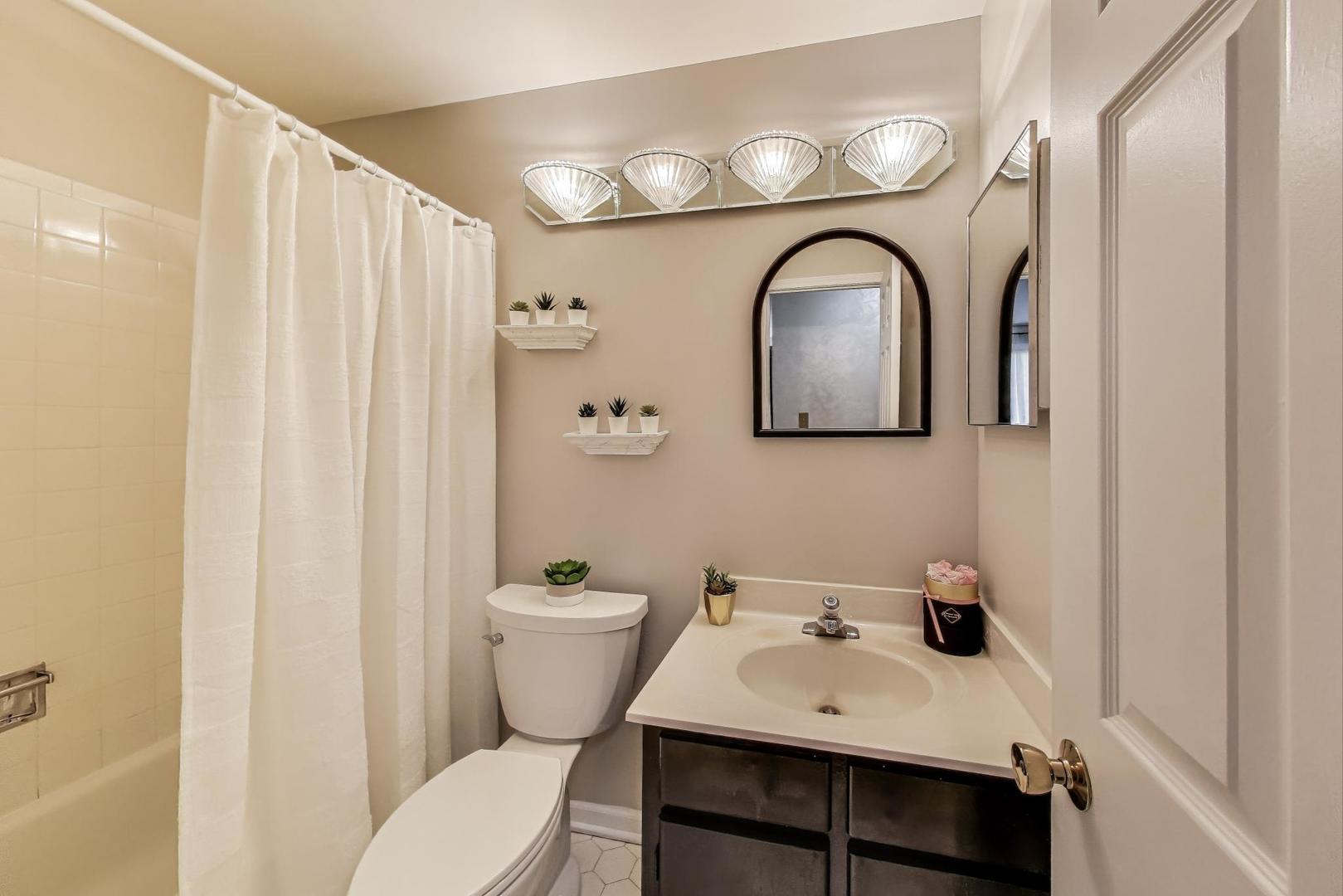 738 Hapsfield Lane, Unit 7A2 Buffalo Grove, IL 60089 - Photo 23 of 29 a bathroom with a toilet a sink and a mirror