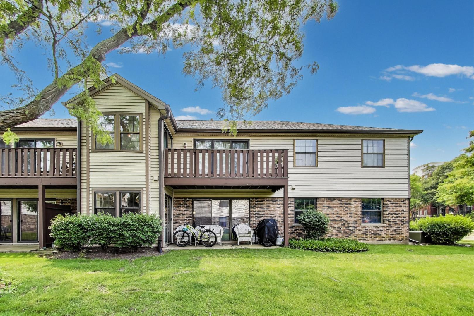 738 Hapsfield Lane, Unit 7A2 Buffalo Grove, IL 60089 - Photo 26 of 29 a front view of a house with a garden