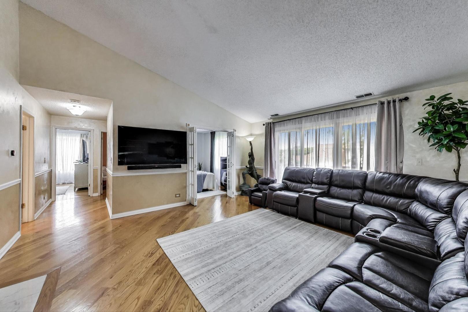 738 Hapsfield Lane, Unit 7A2 Buffalo Grove, IL 60089 - Photo 4 of 29 a living room with furniture and a flat screen tv