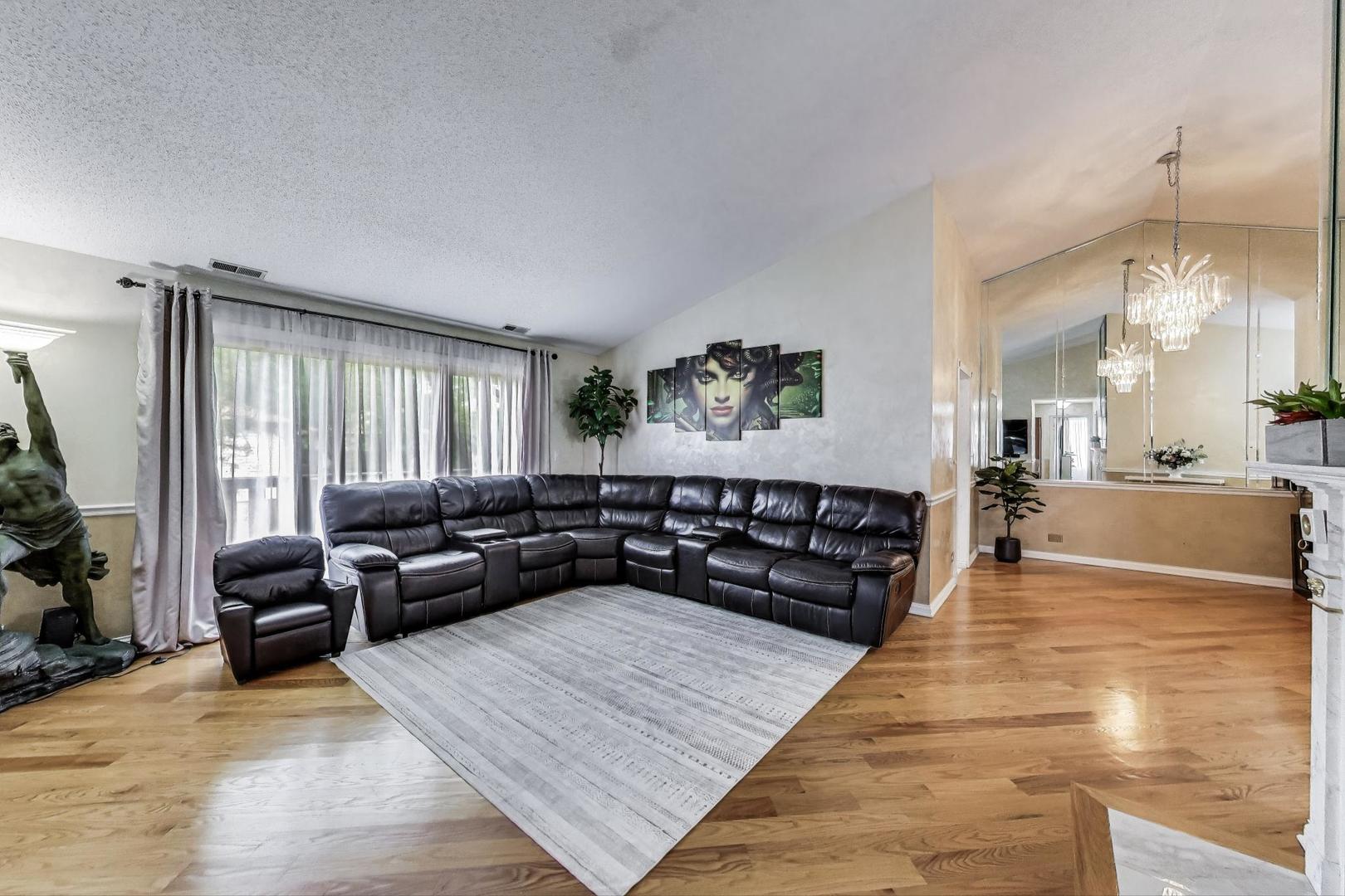 738 Hapsfield Lane, Unit 7A2 Buffalo Grove, IL 60089 - Photo 5 of 29 a living room with furniture and a large mirror