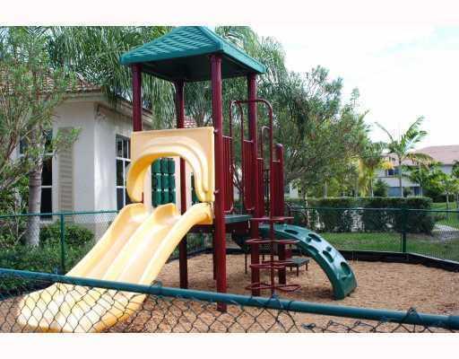 1913 Hibiscus Lane Riviera Beach, FL 33404 - Photo 4 of 5 20130405034401364783000000-o