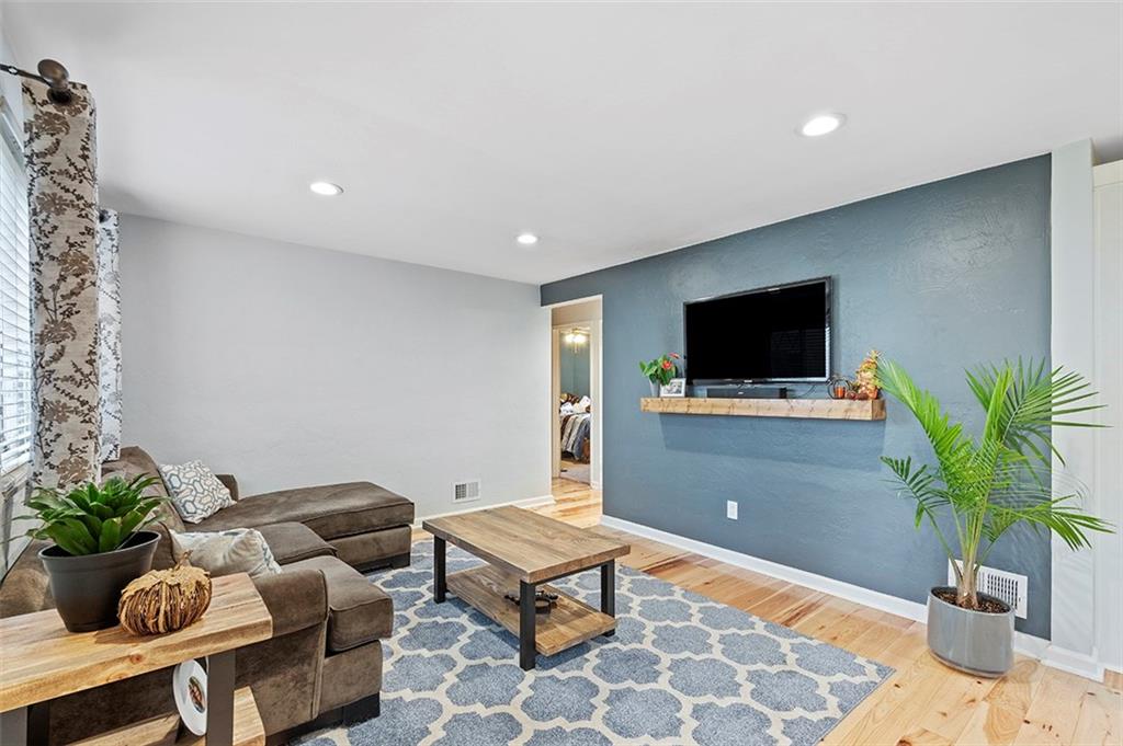 5348 Meadowcrest Road Pittsburgh, PA 15236 - Photo 5 of 24 Gallery Image 5