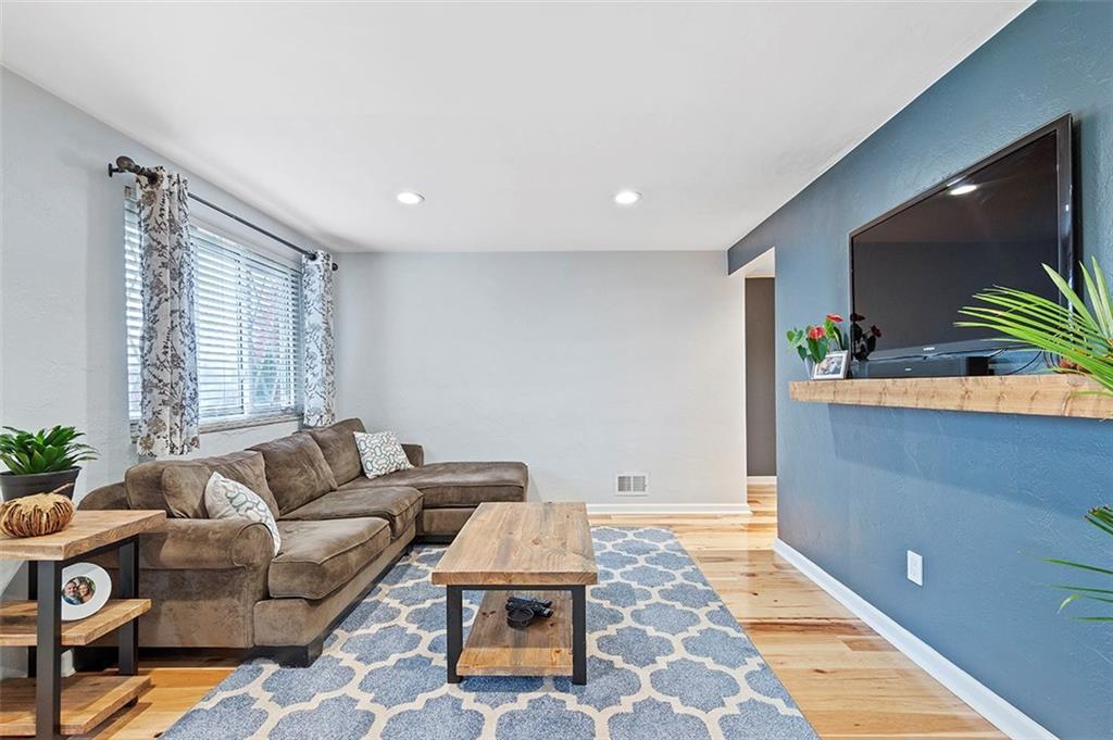 5348 Meadowcrest Road Pittsburgh, PA 15236 - Photo 6 of 24 Gallery Image 6