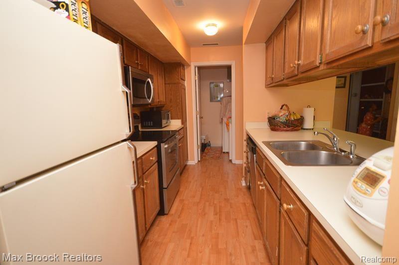 1635 Huntington Park Rochester, MI 48309 - Photo 7 of 18