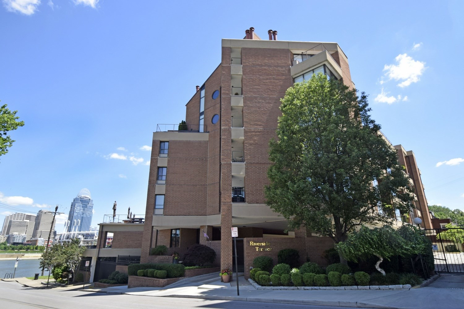 1 Riverside Place, Unit 504 Covington, KY 41011 - Photo 1 of 43