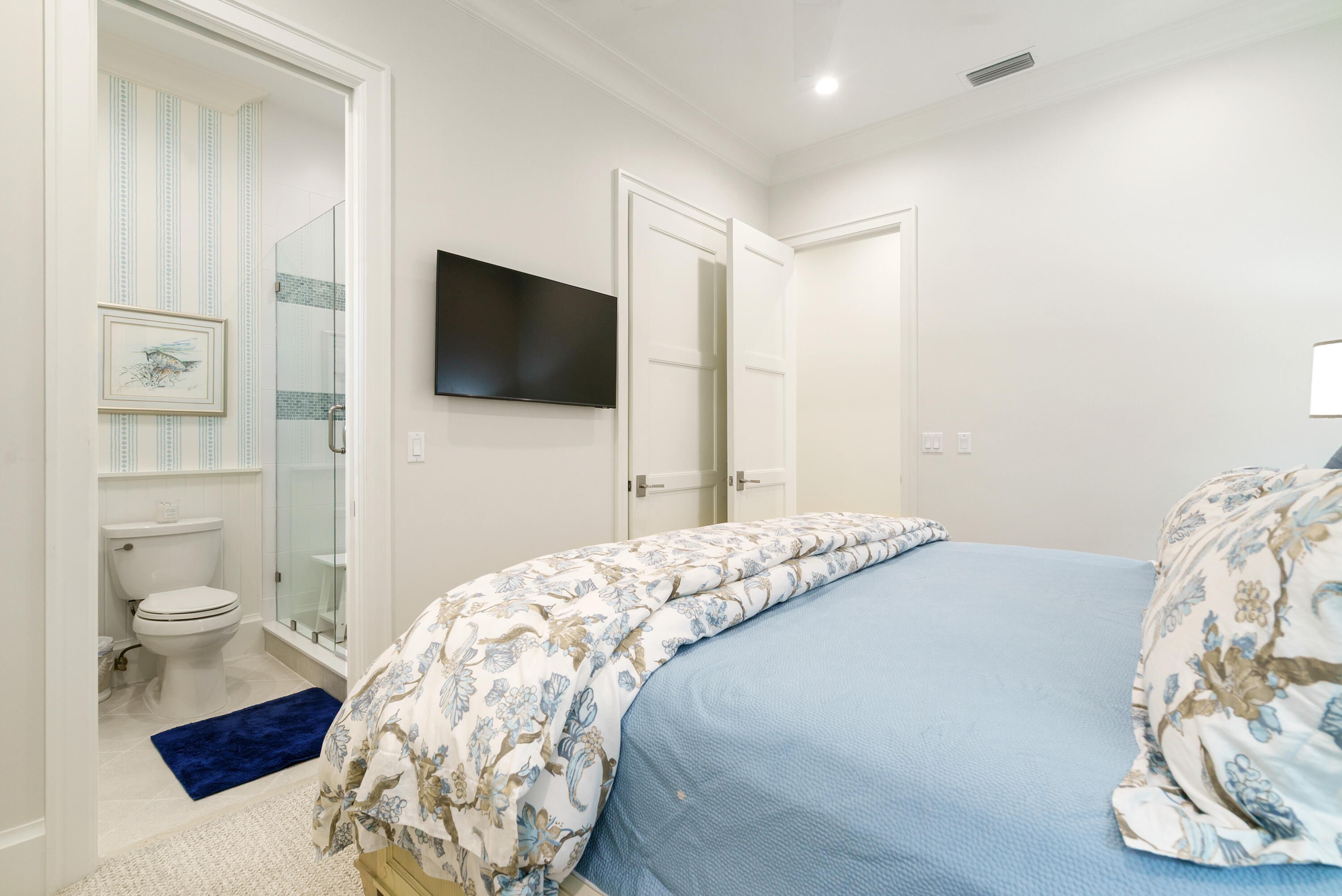 134 North Rolling Hill Road Tavernier, FL 33070 - Photo 29 of 65 a bedroom with a bed and a flat screen tv