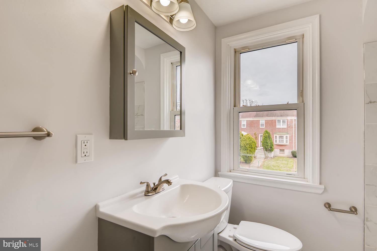 729 Stamford Road Baltimore, MD 21229 - Photo 12 of 26 Full Bathroom