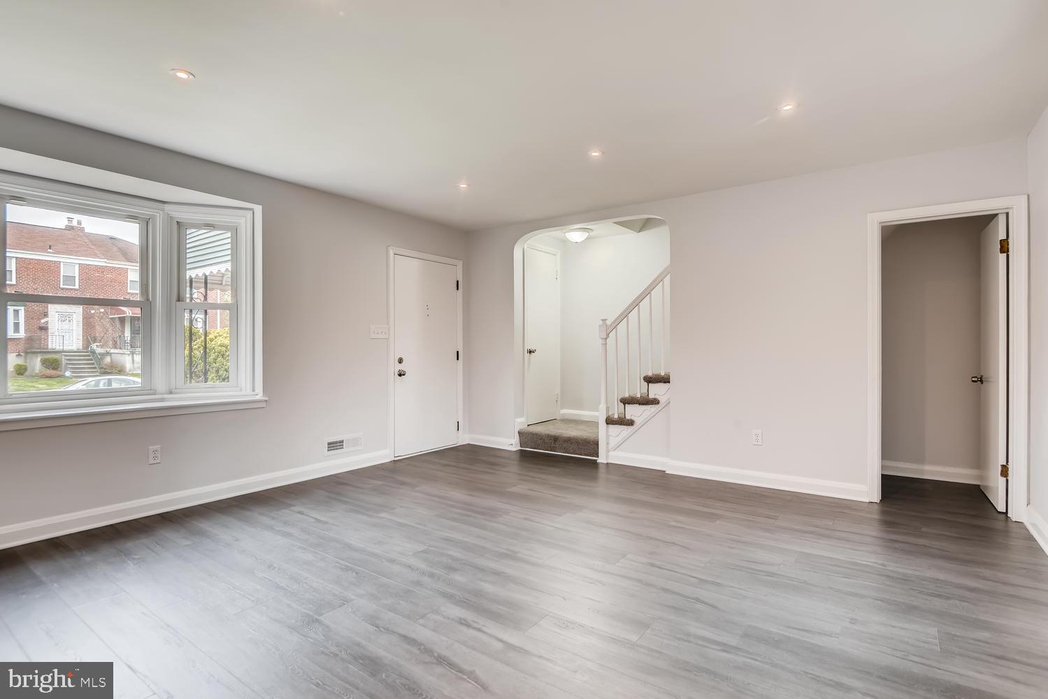 729 Stamford Road Baltimore, MD 21229 - Photo 4 of 26 Living Room