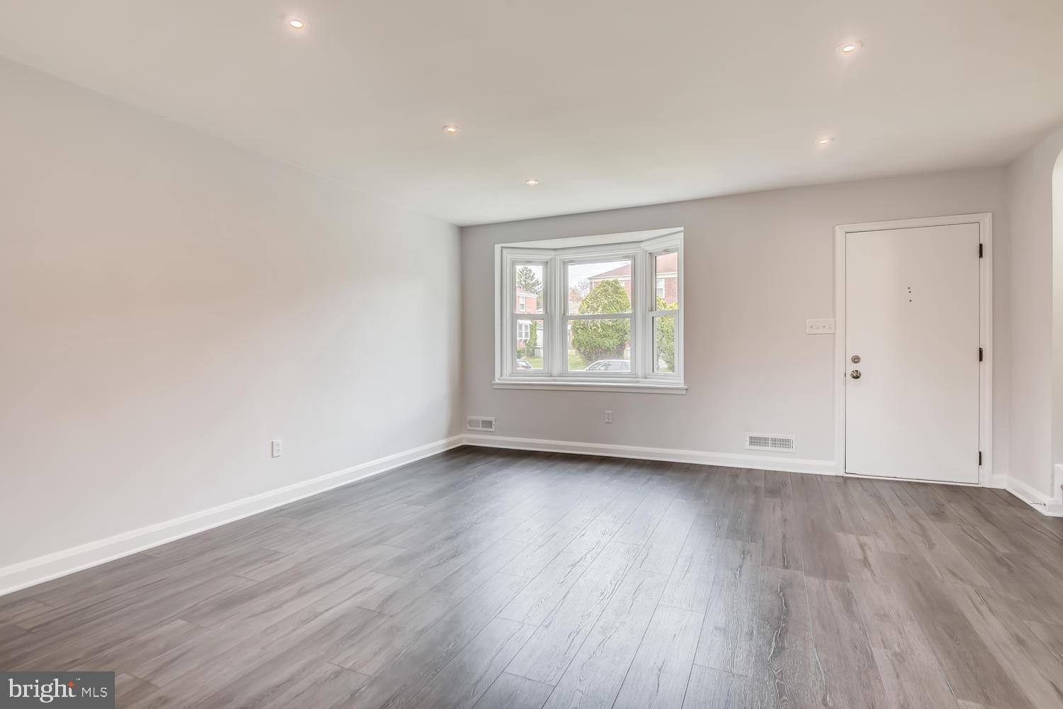 729 Stamford Road Baltimore, MD 21229 - Photo 5 of 26 Living Room