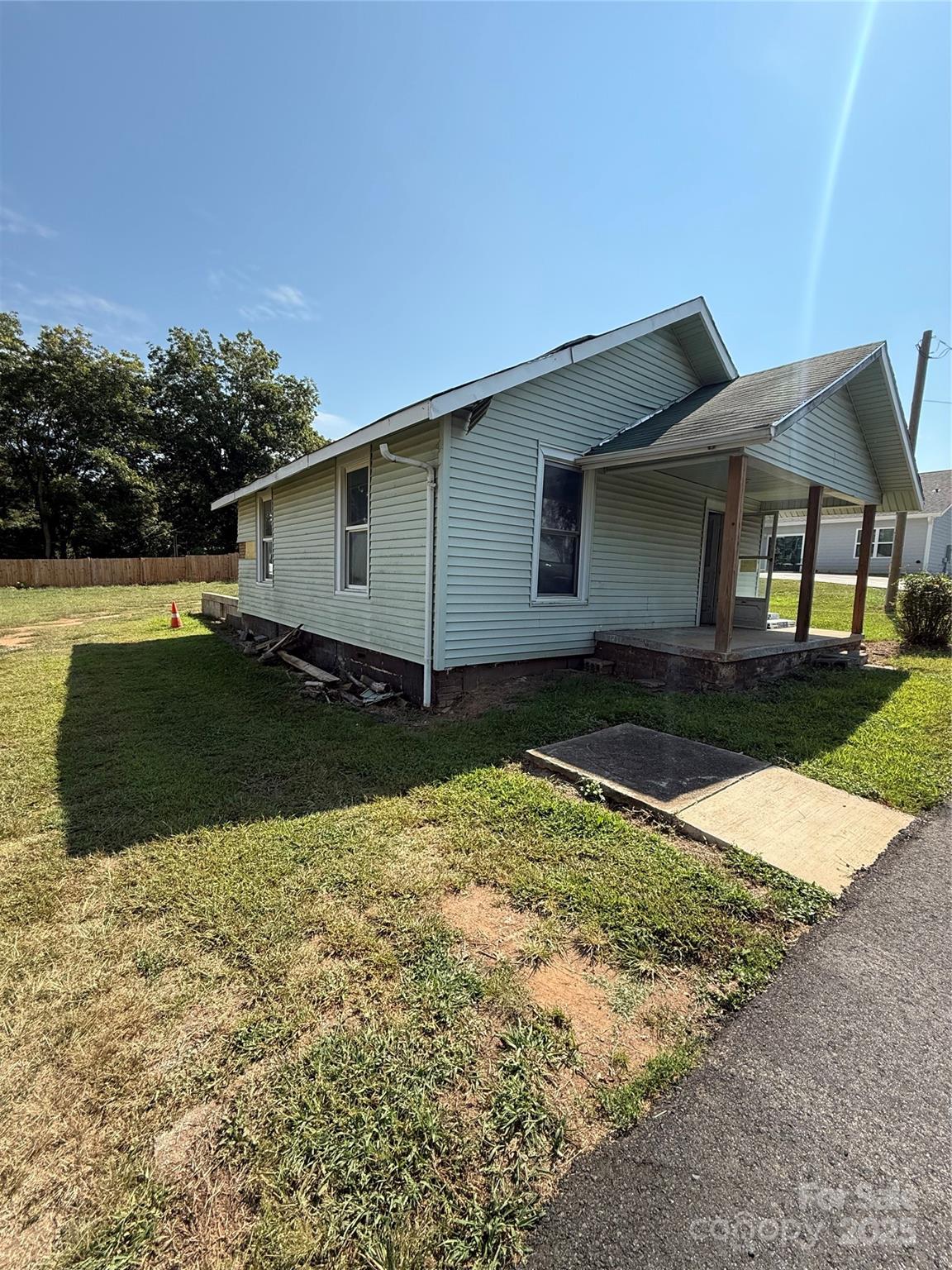 907 3rd St Court Southwest Hickory, NC 28602 - Photo 2 of 17 a backyard of a house