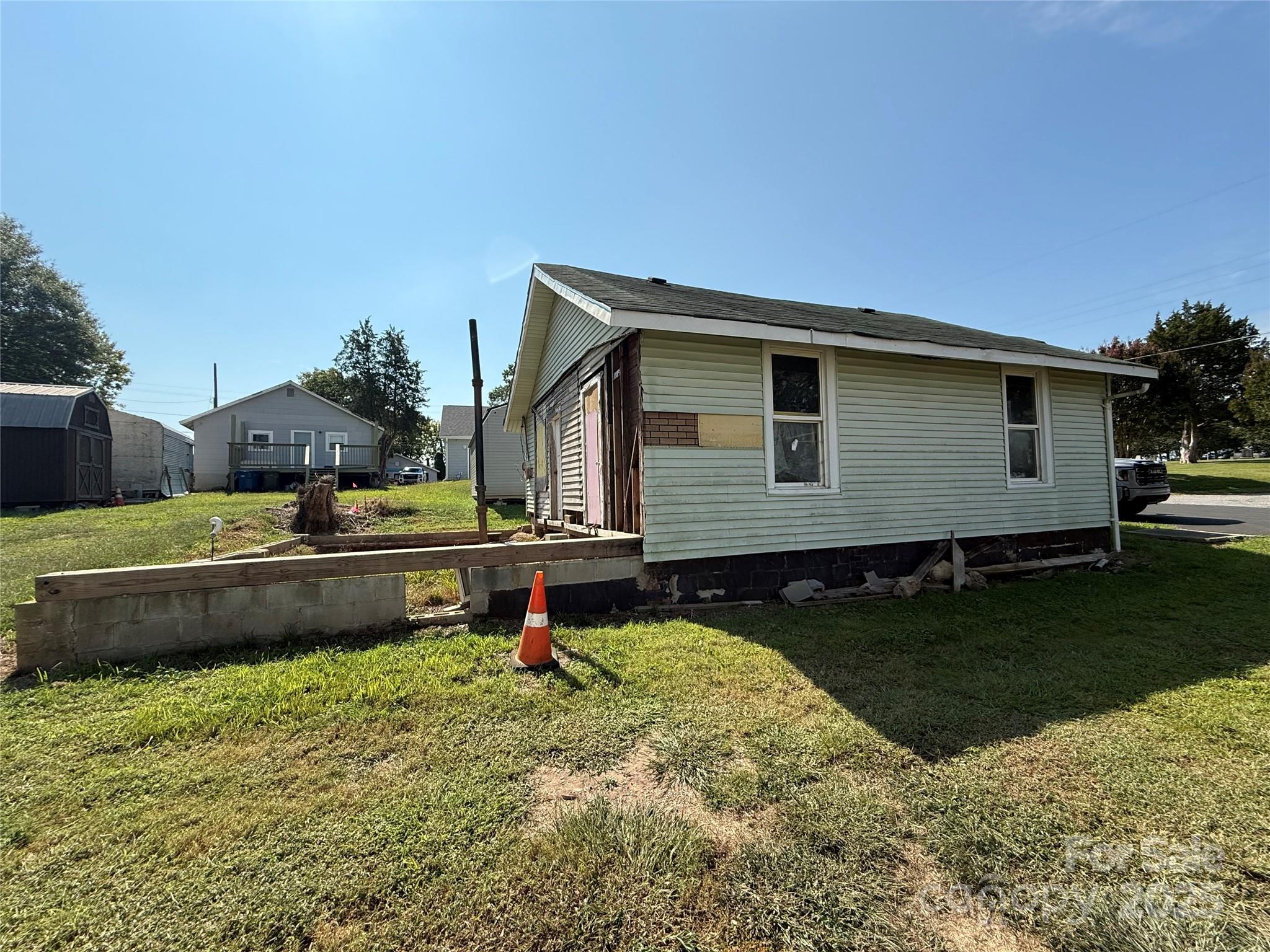 907 3rd St Court Southwest Hickory, NC 28602 - Photo 4 of 17 a front view of a house with a garden