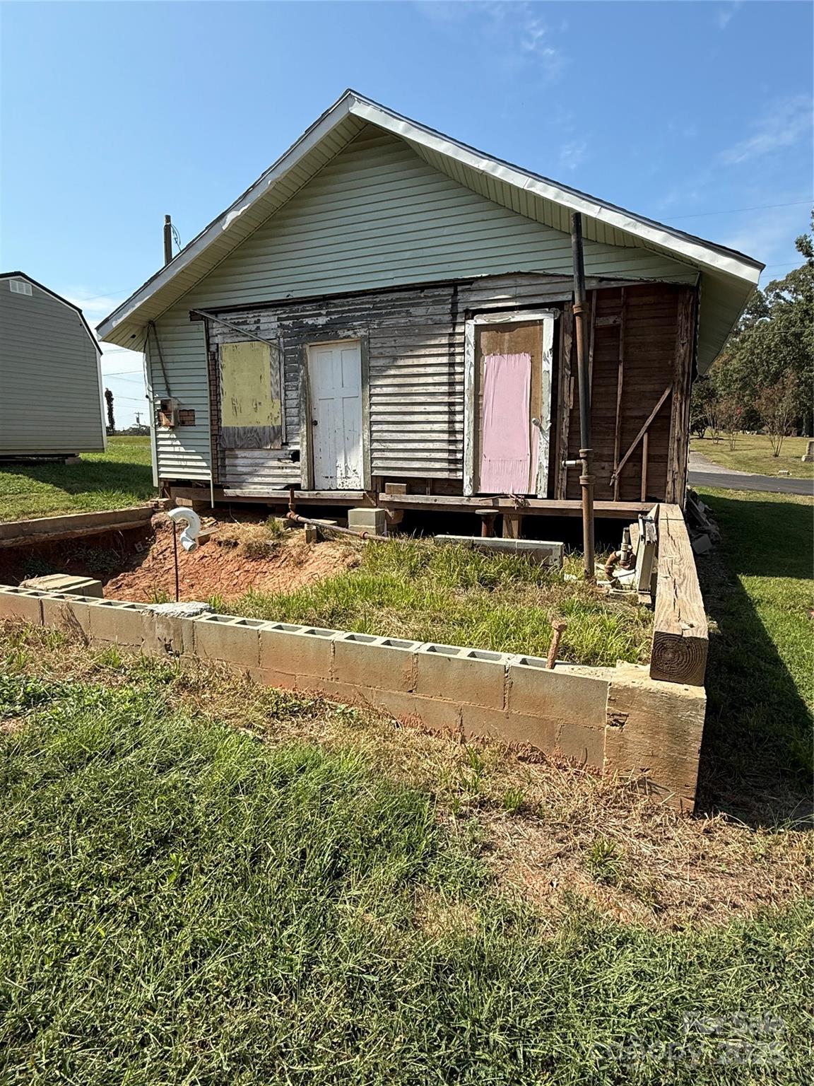 907 3rd St Court Southwest Hickory, NC 28602 - Photo 8 of 17 a front view of a house with garden