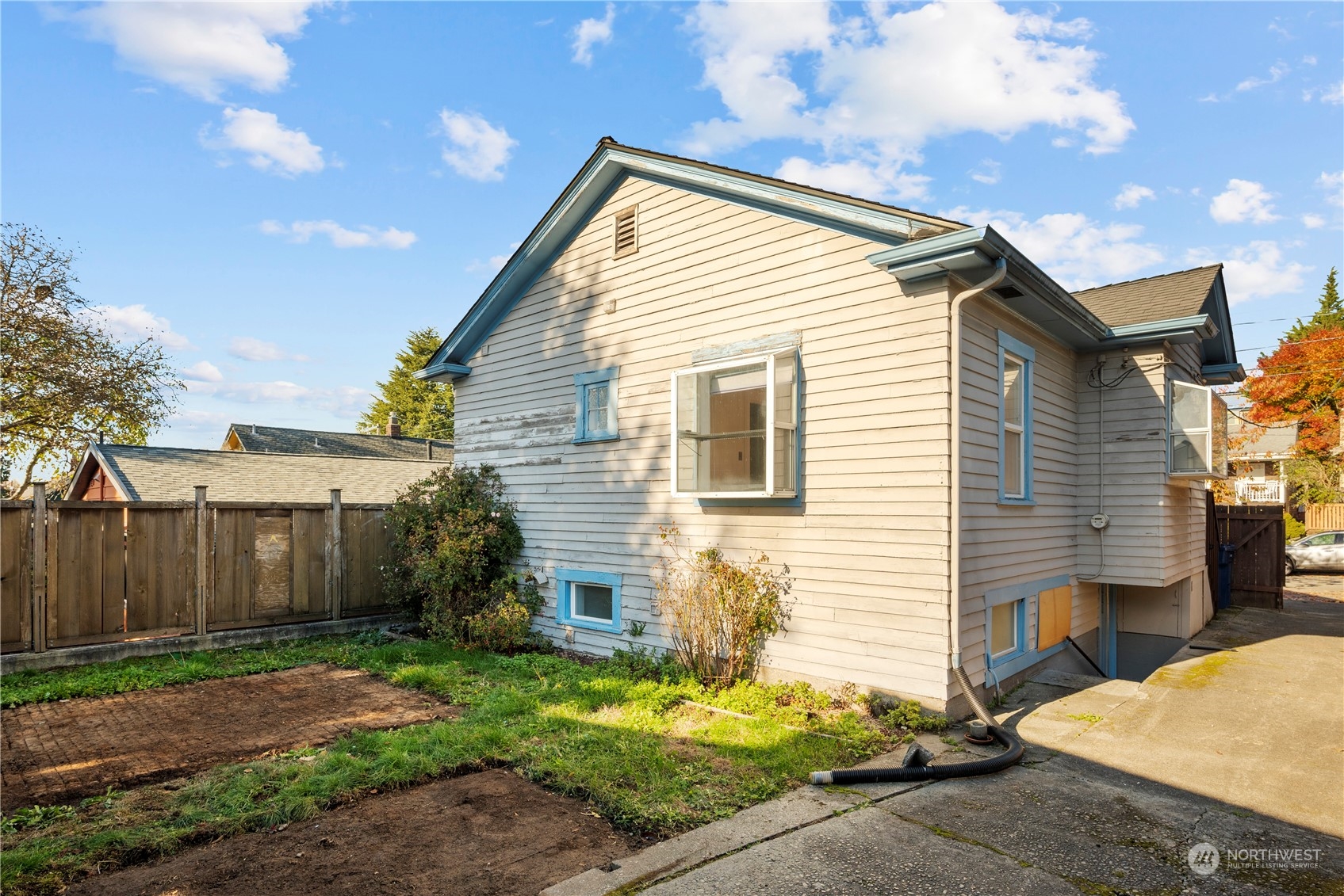 517 North 84th Street Seattle, WA 98103 - Photo 23 of 29 a view of backyard of house