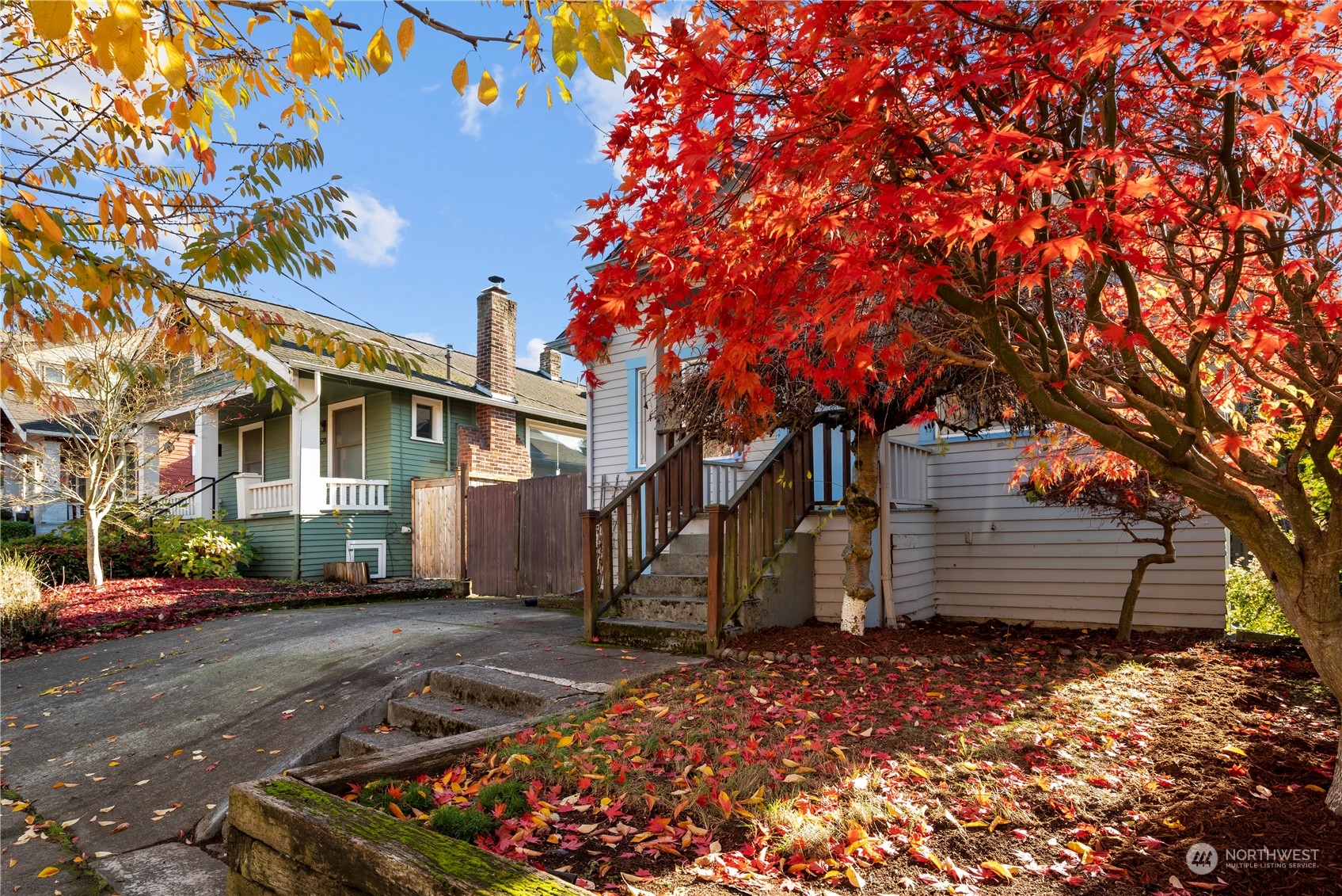 517 North 84th Street Seattle, WA 98103 - Photo 3 of 29 a front view of a house with a garden
