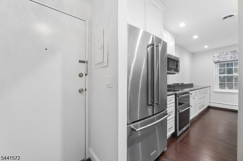 364 East Ridgewood Avenue, Unit 3 Ridgewood, NJ 07450 - Photo 5 of 32