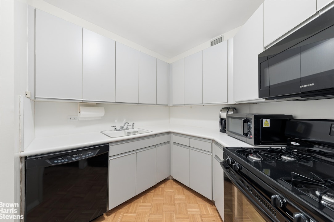 200 East 61st Street, Unit 10D Manhattan, NY 10065 - Photo 6 of 9
