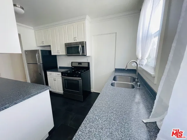 $2,900 | 202 South Berendo Street, Unit 202 1/2, Los Angeles, CA 90004