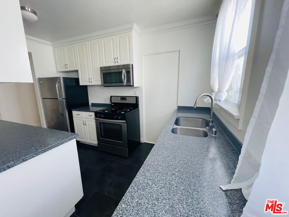 202 South Berendo Street, Unit 202 1/2 Los Angeles, CA 90004 - Photo 12 of 13