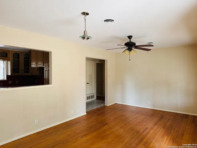 a view of empty room with a ceiling fan