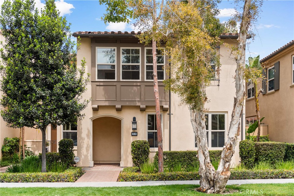 33 Jonquil Irvine, CA 92618 - Photo 2 of 48 a front view of a house with garden
