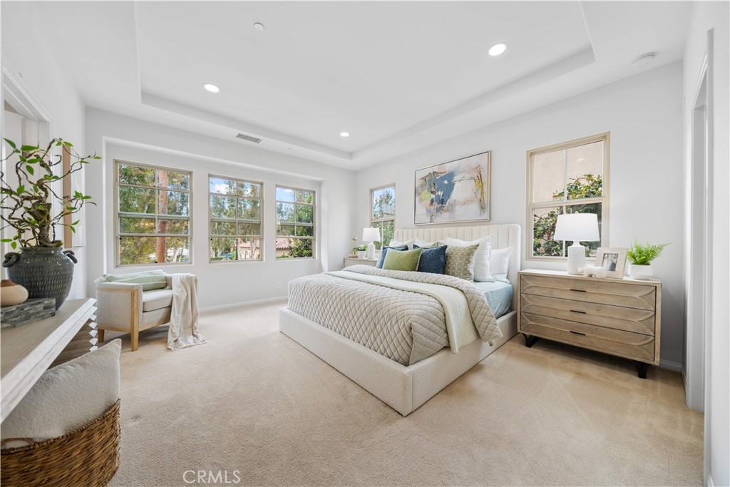 33 Jonquil Irvine, CA 92618 - Photo 27 of 48 a spacious bedroom with a large bed and a window
