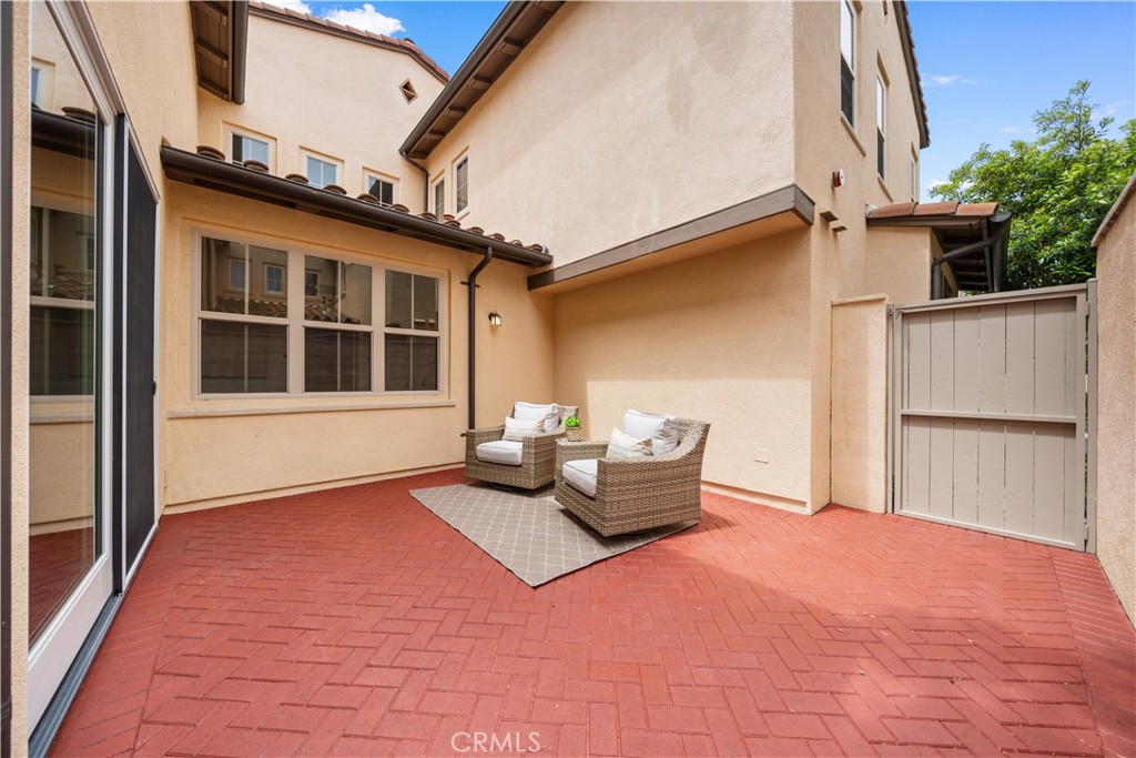 33 Jonquil Irvine, CA 92618 - Photo 34 of 48 a view of a patio with table and chairs and potted plants