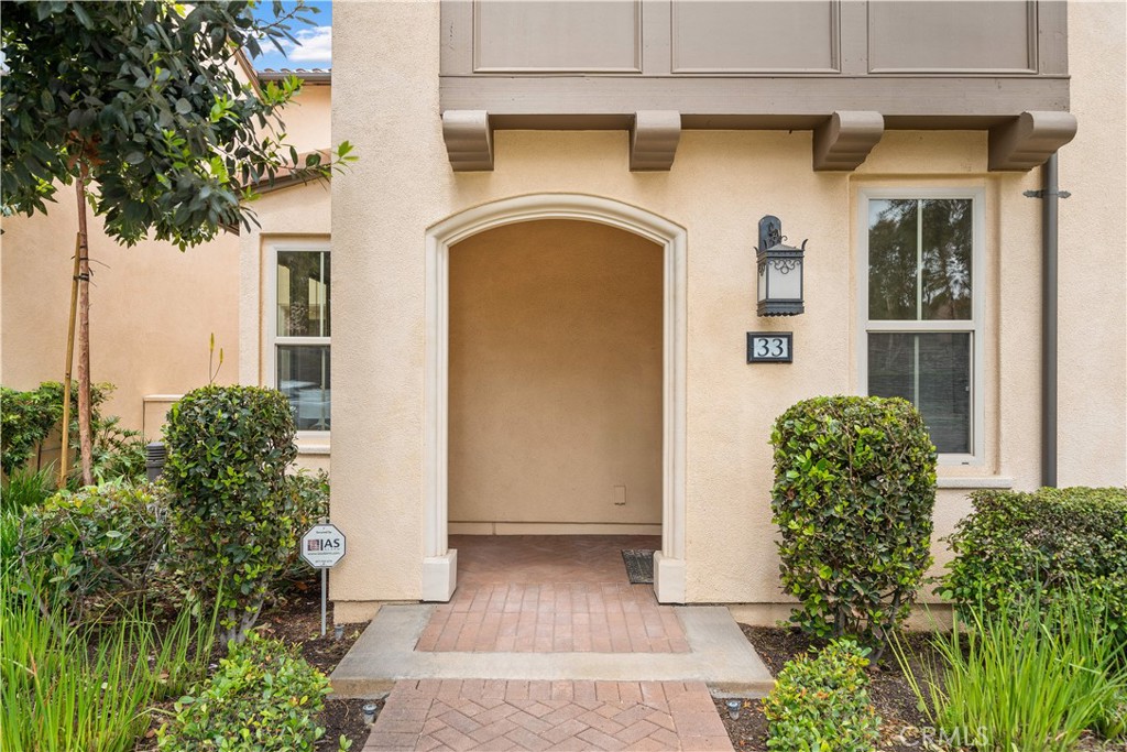 33 Jonquil Irvine, CA 92618 - Photo 5 of 48 a front view of a house with garden