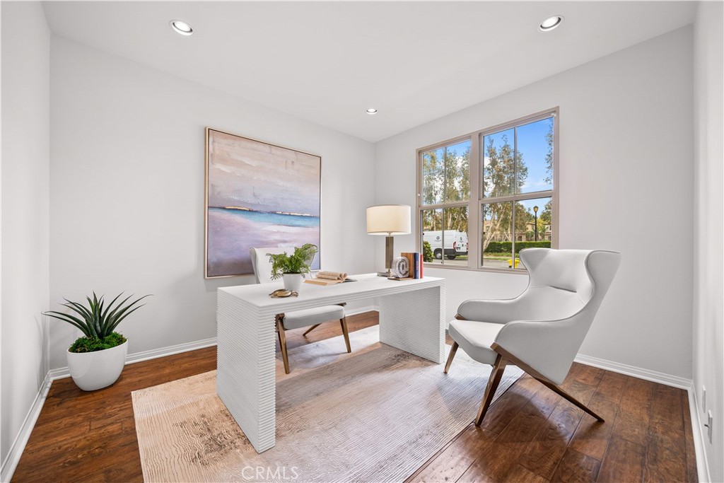 33 Jonquil Irvine, CA 92618 - Photo 10 of 48 a living room with furniture and a potted plant