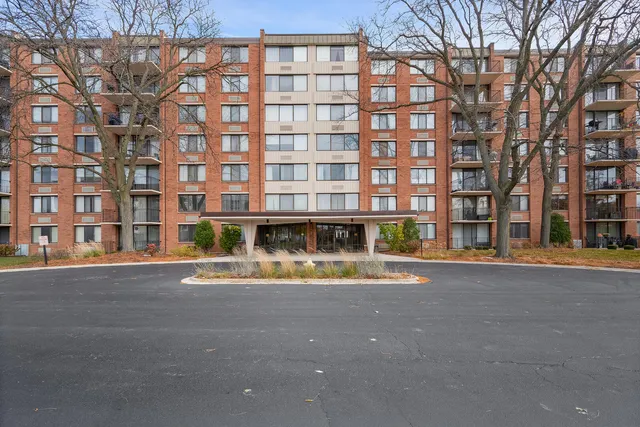 $275,000 | 2000 St Regis Drive, Unit 6B, Lombard, IL 60148