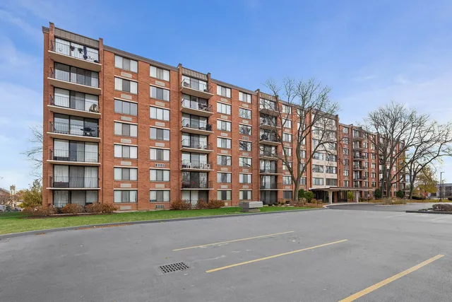 $275,000 | 2000 St Regis Drive, Unit 6B, Lombard, IL 60148